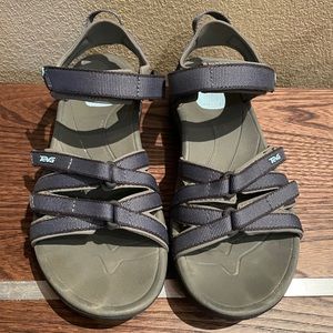 Women’s Teva sandals. Size 8 in women’s.